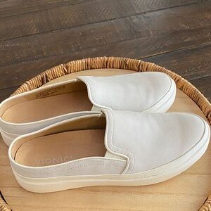 Vionic Women's light grey Effortless sneaker-look slip on!  Size 9.  Brand new!